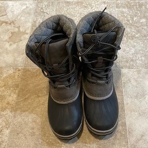 Sorel snow boots size 7 barely worn